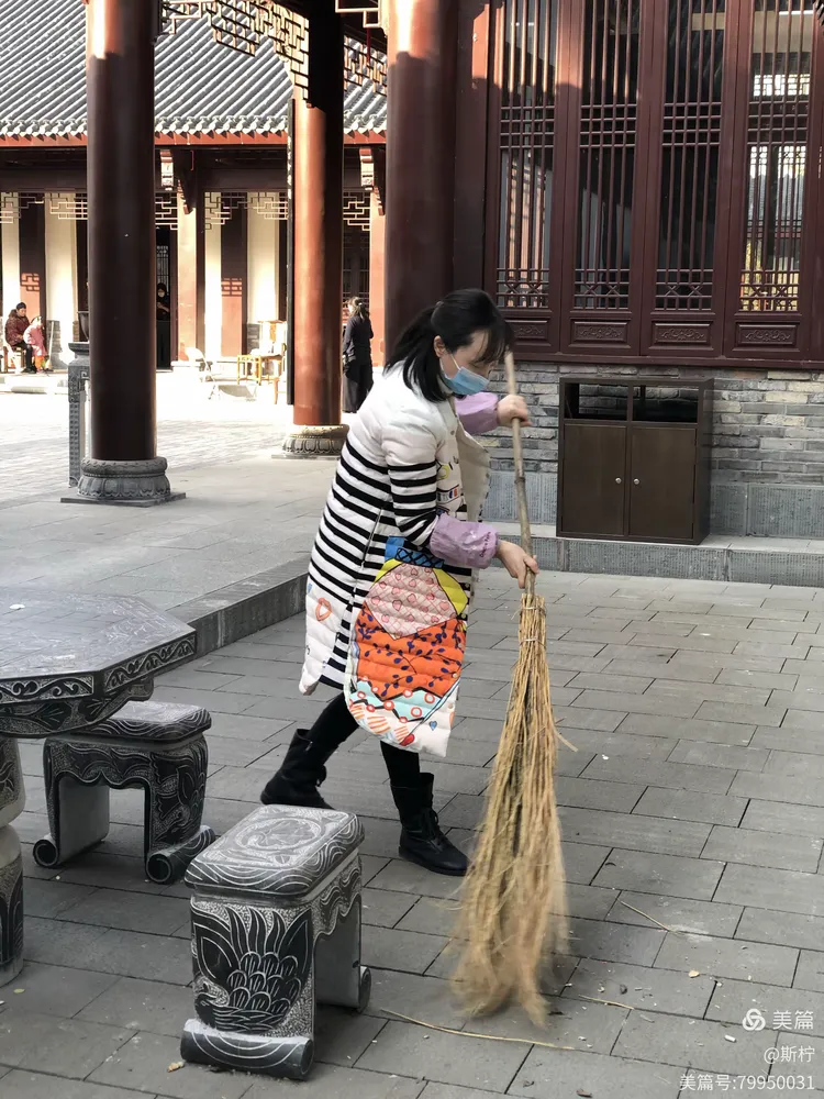 执长帚在手 拂纤尘不染，———小年书院除尘记